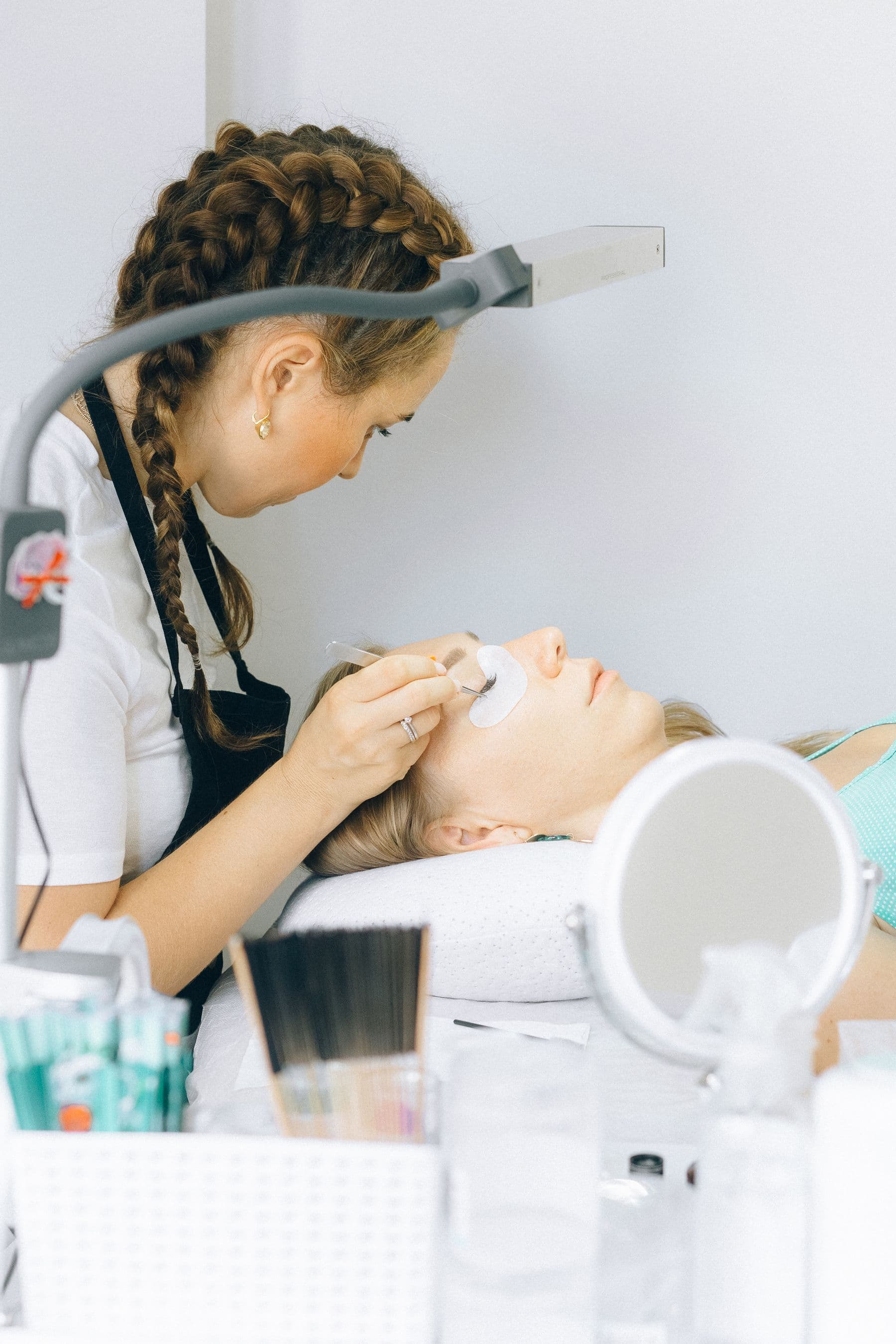 Professionelle Wimpernbehandlung mit präziser Pinzette